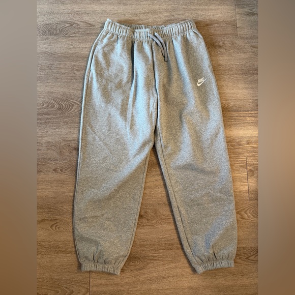 Nike Club Fleece Unisex Mid-Rise Oversized Sweatpants Grey Heather Size Medium - Picture 3 of 13
